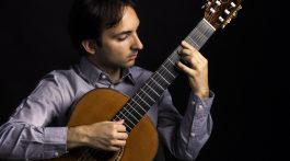 Luis Alejandro García trae los sonidos de la guitarra romántica al patio de la Casa de Colón.